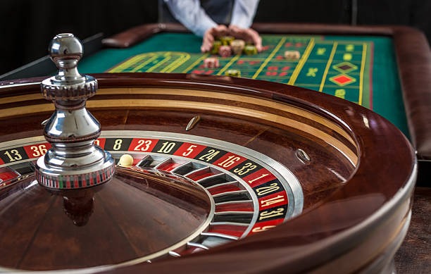 rokokbet 2024 Microgaming live-dealer table interface on a mobile phone showing blackjack dealer